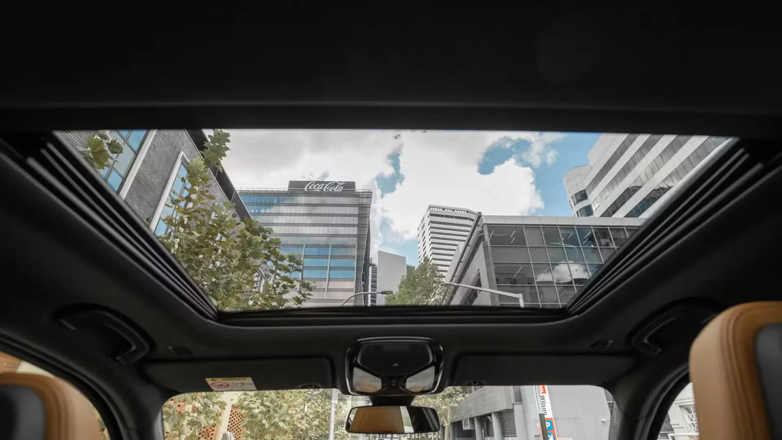 Sunroof Panoramic vs. Sunroof Biasa Mana yang Lebih Baik untuk Mobil Anda?